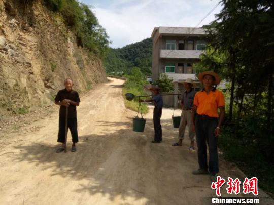 村民们在路上闲聊 邵倩倩 摄