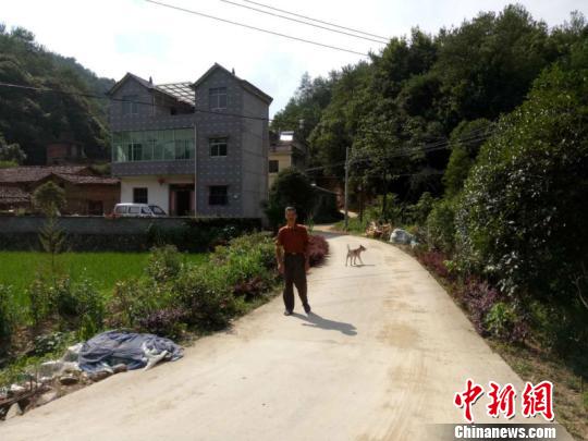 浙江江山：村民5年捐款152万深山里蹚出“致富路”
