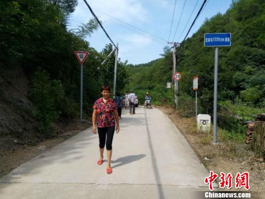 村民们开心地看着路 邵倩倩 摄