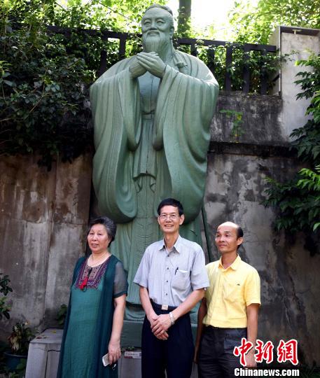 出席开馆仪式的陈一帆长女陈子文(左一)，与陈一帆的学生、台北华冈艺术学校原校长唐自常(图中)等在陈一帆创作的孔子塑像前合影。　记者刘可耕 摄