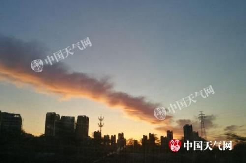 今晨，北京现朝霞。张辉 摄 图片来源：中国天气网