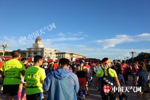 7时左右，跑马者已陆续进入起跑点。尤焕苓 摄 图片来源：中国天气网