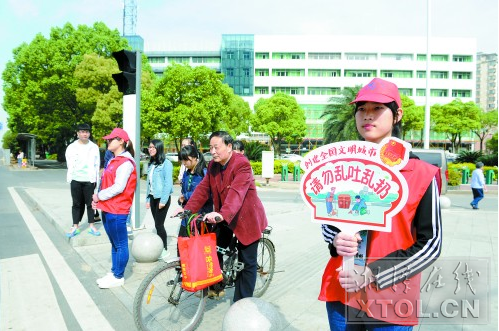 志愿者在岳塘区宝塔路口开展文明劝导。（资料图）

  （方阳 摄） 