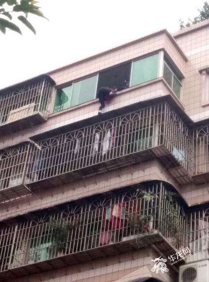 女子扫雨棚翻出8楼窗台被悬半空 幸警察一把拉回